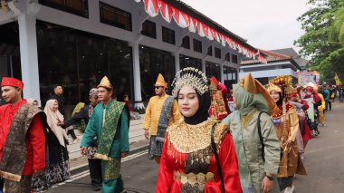 Çeşitli eşsiz ve geleneksel kostümlü topluluk kültür geçidi Batang Endonezya, 25 Nisan 2024