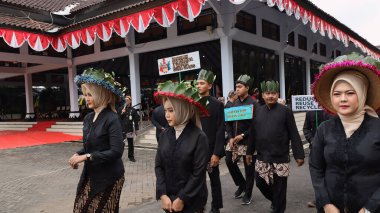Çeşitli eşsiz ve geleneksel kostümlü topluluk kültür geçidi Batang Endonezya, 25 Nisan 2024