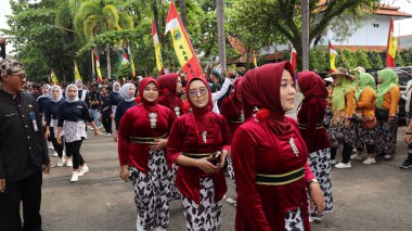 Çeşitli eşsiz ve geleneksel kostümlü topluluk kültür geçidi Batang Endonezya, 25 Nisan 2024
