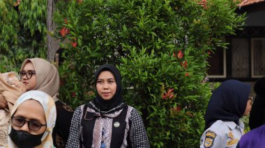 Çeşitli eşsiz ve geleneksel kostümlü topluluk kültür geçidi Batang Endonezya, 25 Nisan 2024