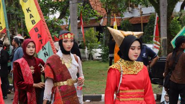 Çeşitli eşsiz ve geleneksel kostümlü topluluk kültür geçidi Batang Endonezya, 25 Nisan 2024