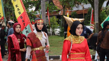 Çeşitli eşsiz ve geleneksel kostümlü topluluk kültür geçidi Batang Endonezya, 25 Nisan 2024