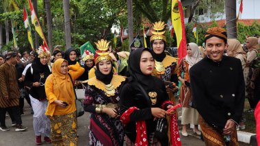 Çeşitli eşsiz ve geleneksel kostümlü topluluk kültür geçidi Batang Endonezya, 25 Nisan 2024