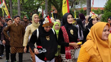 Çeşitli eşsiz ve geleneksel kostümlü topluluk kültür geçidi Batang Endonezya, 25 Nisan 2024