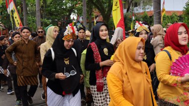 Çeşitli eşsiz ve geleneksel kostümlü topluluk kültür geçidi Batang Endonezya, 25 Nisan 2024