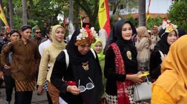 Çeşitli eşsiz ve geleneksel kostümlü topluluk kültür geçidi Batang Endonezya, 25 Nisan 2024