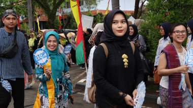 Çeşitli eşsiz ve geleneksel kostümlü topluluk kültür geçidi Batang Endonezya, 25 Nisan 2024