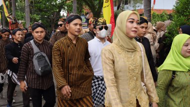 Çeşitli eşsiz ve geleneksel kostümlü topluluk kültür geçidi Batang Endonezya, 25 Nisan 2024