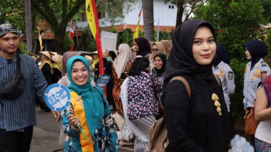 Çeşitli eşsiz ve geleneksel kostümlü topluluk kültür geçidi Batang Endonezya, 25 Nisan 2024