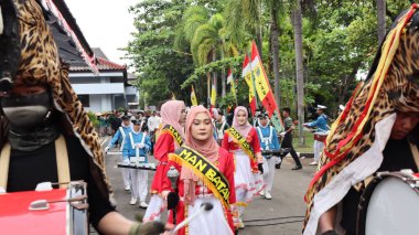 Çeşitli eşsiz ve geleneksel kostümlü topluluk kültür geçidi Batang Endonezya, 25 Nisan 2024