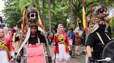 Çeşitli eşsiz ve geleneksel kostümlü topluluk kültür geçidi Batang Endonezya, 25 Nisan 2024
