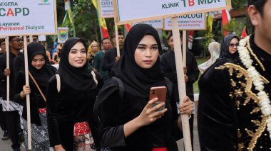 Çeşitli eşsiz ve geleneksel kostümlü topluluk kültür geçidi Batang Endonezya, 25 Nisan 2024