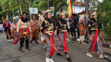 Çeşitli eşsiz ve geleneksel kostümlü topluluk kültür geçidi Batang Endonezya, 25 Nisan 2024