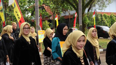 Çeşitli eşsiz ve geleneksel kostümlü topluluk kültür geçidi Batang Endonezya, 25 Nisan 2024