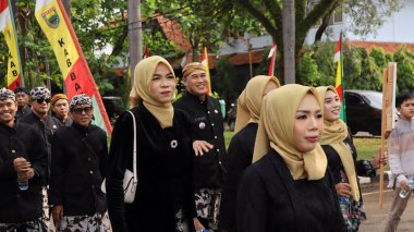 Çeşitli eşsiz ve geleneksel kostümlü topluluk kültür geçidi Batang Endonezya, 25 Nisan 2024