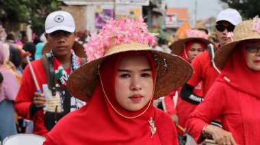 Çeşitli eşsiz ve geleneksel kostümlü topluluk kültür geçidi Batang Endonezya, 25 Nisan 2024