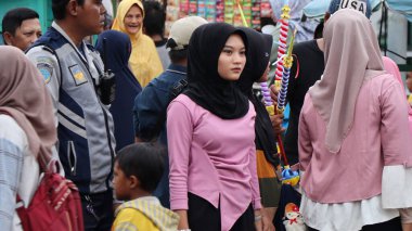 Çeşitli eşsiz ve geleneksel kostümlü topluluk kültür geçidi Batang Endonezya, 25 Nisan 2024