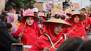 Çeşitli eşsiz ve geleneksel kostümlü topluluk kültür geçidi Batang Endonezya, 25 Nisan 2024