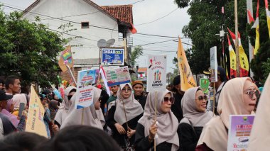 Çeşitli eşsiz ve geleneksel kostümlü topluluk kültür geçidi Batang Endonezya, 25 Nisan 2024