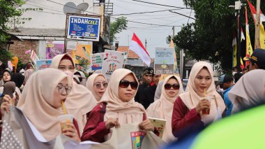 Çeşitli eşsiz ve geleneksel kostümlü topluluk kültür geçidi Batang Endonezya, 25 Nisan 2024