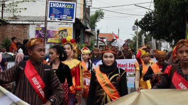 Çeşitli eşsiz ve geleneksel kostümlü topluluk kültür geçidi Batang Endonezya, 25 Nisan 2024