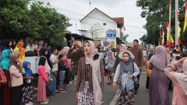 Çeşitli eşsiz ve geleneksel kostümlü topluluk kültür geçidi Batang Endonezya, 25 Nisan 2024