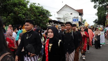 Çeşitli eşsiz ve geleneksel kostümlü topluluk kültür geçidi Batang Endonezya, 25 Nisan 2024