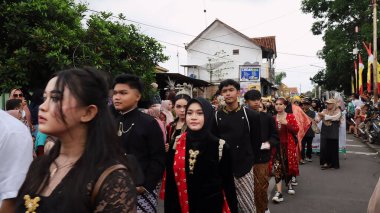 Çeşitli eşsiz ve geleneksel kostümlü topluluk kültür geçidi Batang Endonezya, 25 Nisan 2024