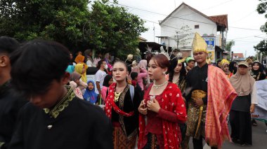 Çeşitli eşsiz ve geleneksel kostümlü topluluk kültür geçidi Batang Endonezya, 25 Nisan 2024