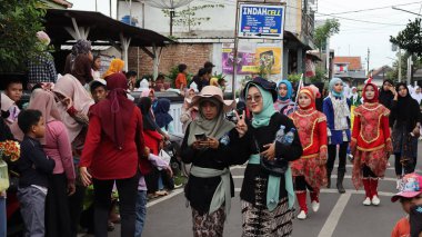 Çeşitli eşsiz ve geleneksel kostümlü topluluk kültür geçidi Batang Endonezya, 25 Nisan 2024