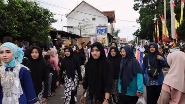 Çeşitli eşsiz ve geleneksel kostümlü topluluk kültür geçidi Batang Endonezya, 25 Nisan 2024