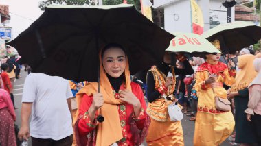 Çeşitli eşsiz ve geleneksel kostümlü topluluk kültür geçidi Batang Endonezya, 25 Nisan 2024