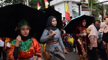 Çeşitli eşsiz ve geleneksel kostümlü topluluk kültür geçidi Batang Endonezya, 25 Nisan 2024