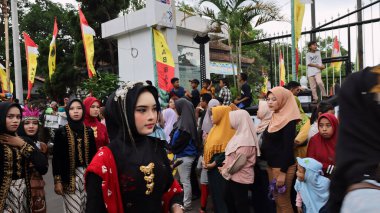 Çeşitli eşsiz ve geleneksel kostümlü topluluk kültür geçidi Batang Endonezya, 25 Nisan 2024