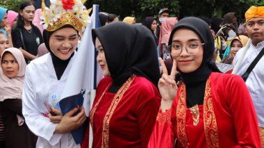 Çeşitli eşsiz ve geleneksel kostümlü topluluk kültür geçidi Batang Endonezya, 25 Nisan 2024