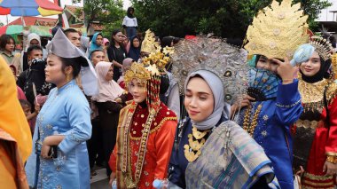 Çeşitli eşsiz ve geleneksel kostümlü topluluk kültür geçidi Batang Endonezya, 25 Nisan 2024