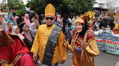 Çeşitli eşsiz ve geleneksel kostümlü topluluk kültür geçidi Batang Endonezya, 25 Nisan 2024