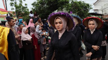 Çeşitli eşsiz ve geleneksel kostümlü topluluk kültür geçidi Batang Endonezya, 25 Nisan 2024