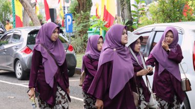 Çeşitli eşsiz ve geleneksel kostümlü topluluk kültür geçidi Batang Endonezya, 25 Nisan 2024