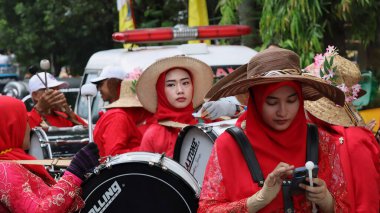 Çeşitli eşsiz ve geleneksel kostümlü topluluk kültür geçidi Batang Endonezya, 25 Nisan 2024