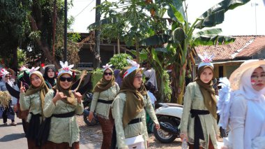 Çeşitli eşsiz ve geleneksel kostümlü topluluk kültür geçidi Batang Endonezya, 25 Nisan 2024