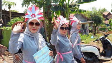 Çeşitli eşsiz ve geleneksel kostümlü topluluk kültür geçidi Batang Endonezya, 25 Nisan 2024