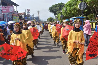 Çeşitli eşsiz ve geleneksel kostümlü topluluk kültür geçidi Batang Endonezya, 25 Nisan 2024