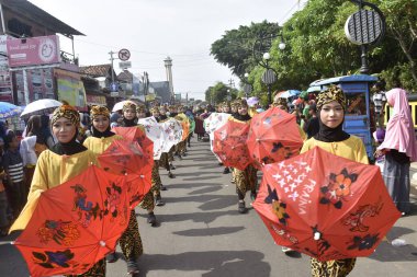 Çeşitli eşsiz ve geleneksel kostümlü topluluk kültür geçidi Batang Endonezya, 25 Nisan 2024