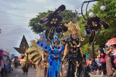 Çeşitli eşsiz ve geleneksel kostümlü topluluk kültür geçidi Batang Endonezya, 25 Nisan 2024