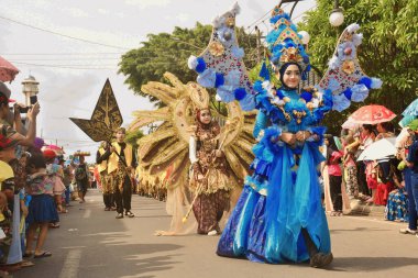Çeşitli eşsiz ve geleneksel kostümlü topluluk kültür geçidi Batang Endonezya, 25 Nisan 2024