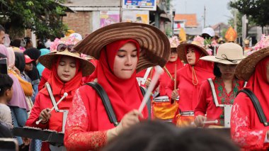 Çeşitli eşsiz ve geleneksel kostümlü topluluk kültür geçidi Batang Endonezya, 25 Nisan 2024