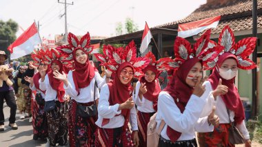 Çeşitli eşsiz ve geleneksel kostümlü topluluk kültür geçidi Batang Endonezya, 25 Nisan 2024