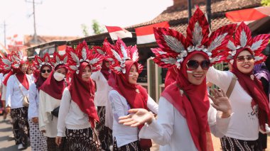 Çeşitli eşsiz ve geleneksel kostümlü topluluk kültür geçidi Batang Endonezya, 25 Nisan 2024