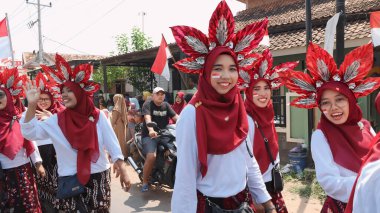 Çeşitli eşsiz ve geleneksel kostümlü topluluk kültür geçidi Batang Endonezya, 25 Nisan 2024